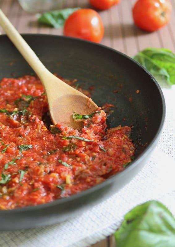 20 Minute Tomato Sauce | runningtothekitchen.com