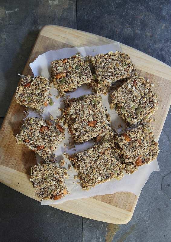 Apple Cinnamon Granola Bars | runningtothekitchen.com