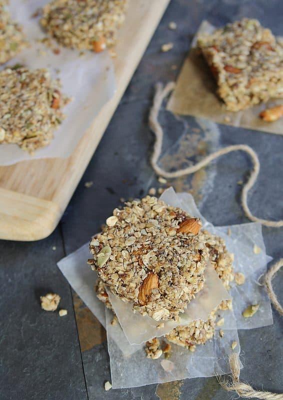 Apple Cinnamon Granola Bars | runningtothekitchen.com