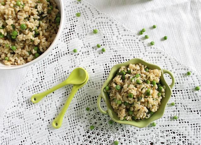 Lemony basil brown rice with peas