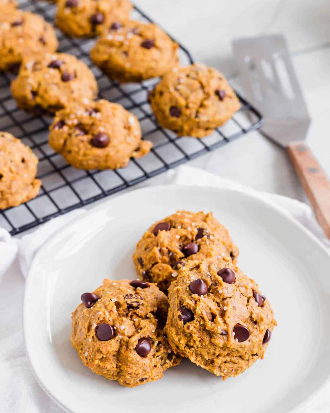 Chewy Vegan Pumpkin Chocolate Chip Cookies