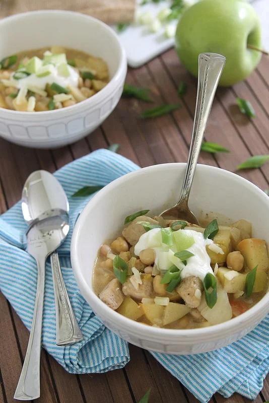Chicken Apple Cheddar Chili | runningtothekitchen.com