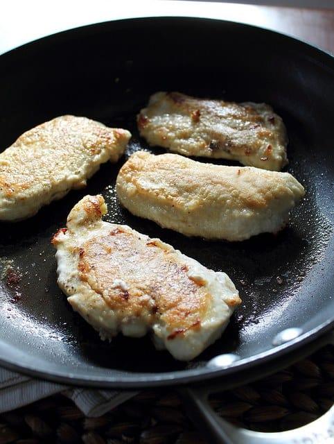 Chicken with leeks and apples