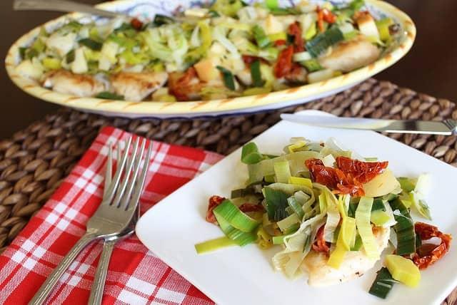 Chicken with leeks, apples and sun-dried tomatoes