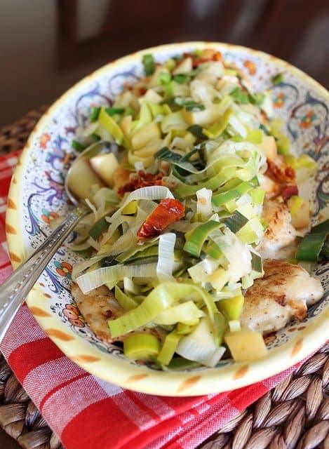 Chicken dinner with leeks, apples and sun-dried tomatoes