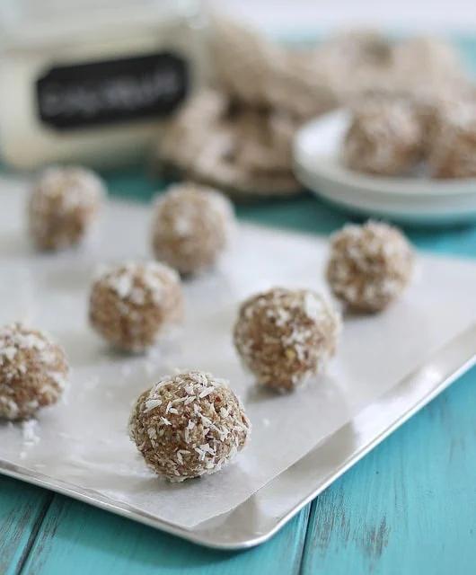 Paleo coconut nut balls