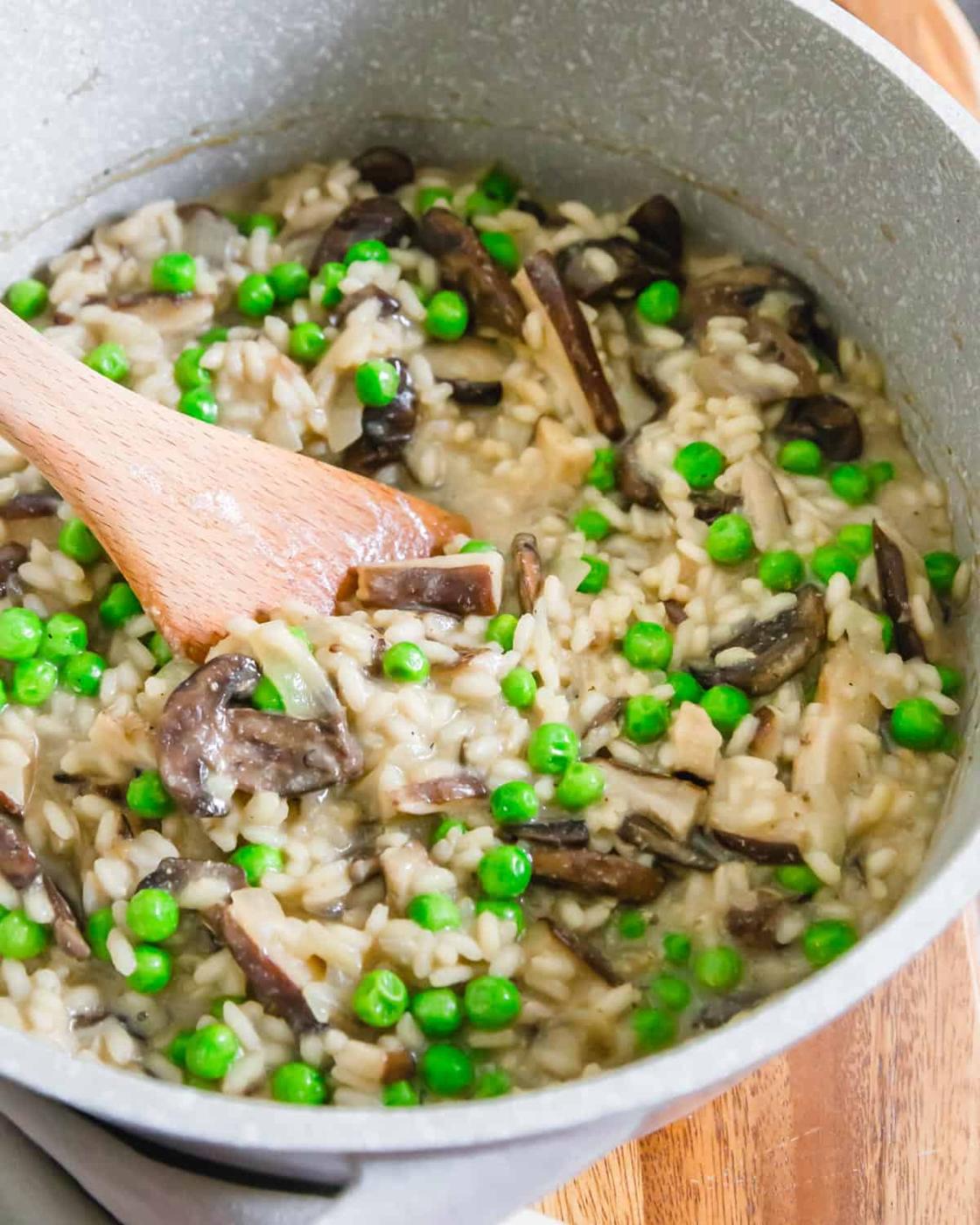 Easy vegan risotto with mushrooms and peas