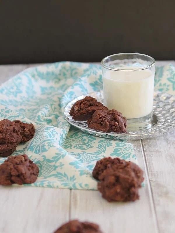Dark Chocolate Amaretto Fudge Cookies | www.runningtothekitchen.com
