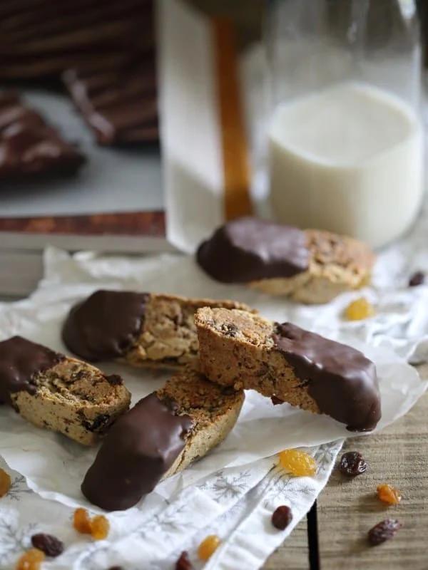 Dark chocolate rosemary raisin biscotti 2 optimized