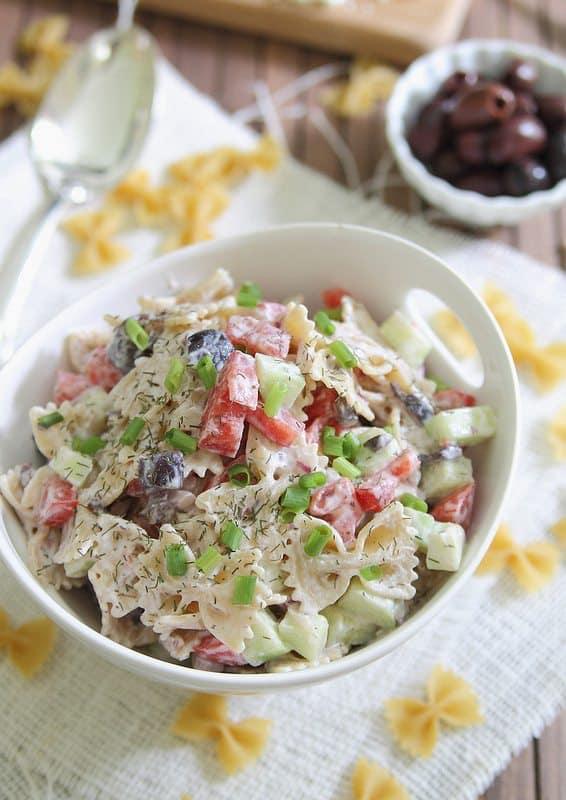 Greek Pasta Salad | runningtothekitchen.com