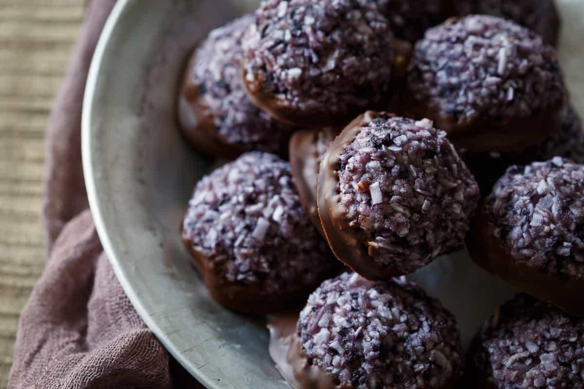 These paleo blueberry chocolate macaroons are bursting with sweet wild blueberries and dipped in creamy dark chocolate.
