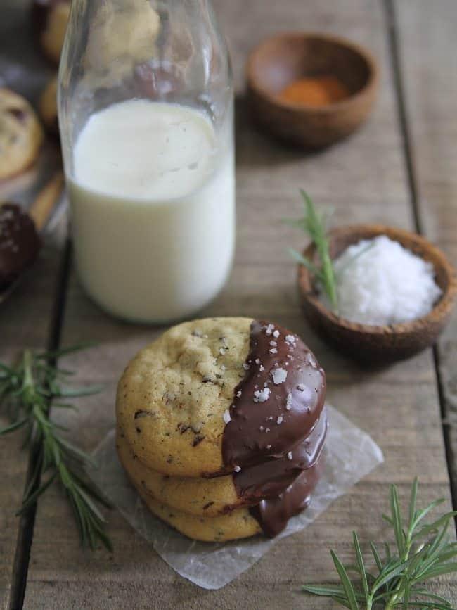 Spicy dark chocolate rosemary cookies