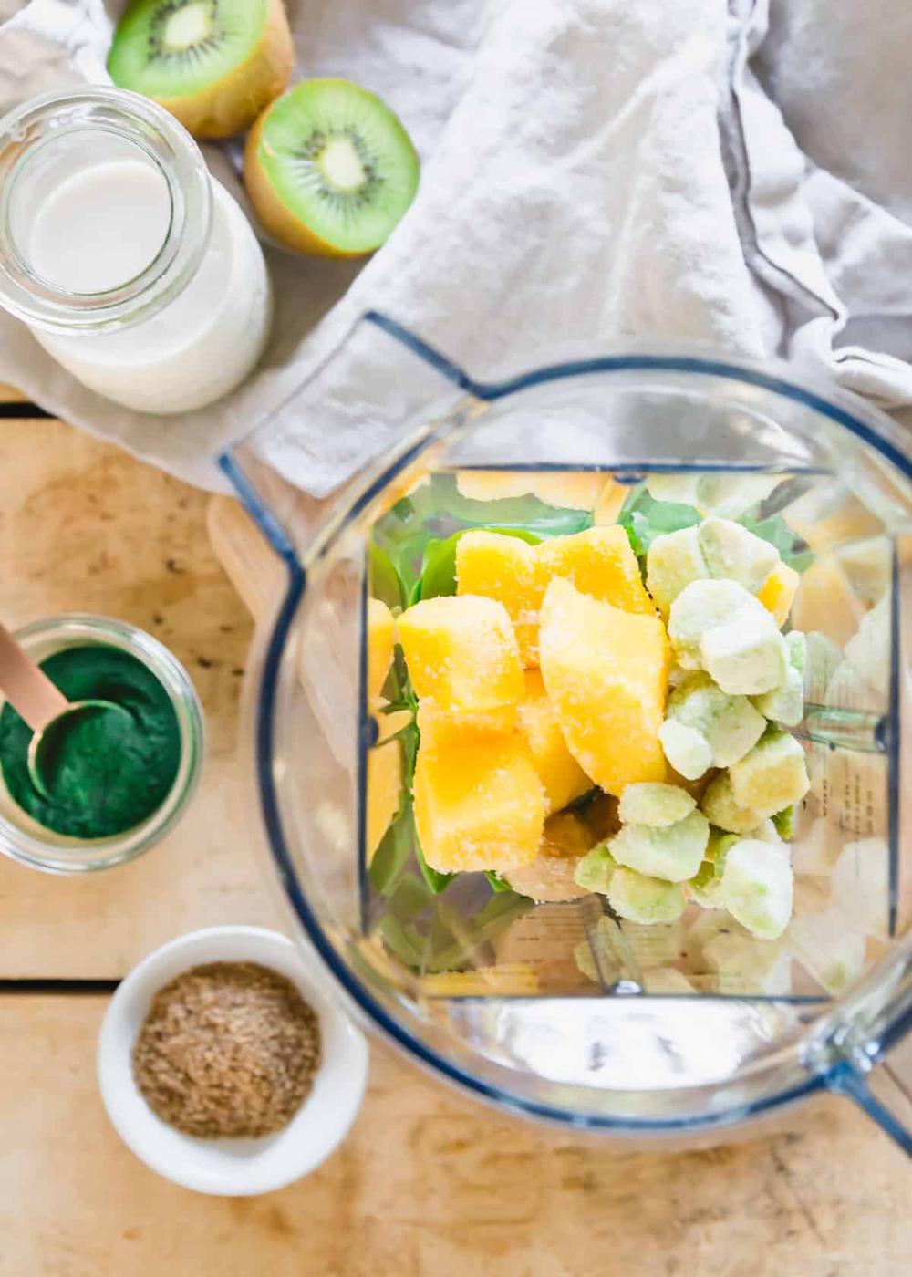 ingredients to make a spirulina smoothie in blender