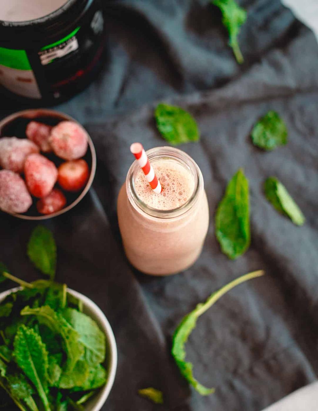 Blend up this hydrating berry green smoothie after your workout to recover in a deliciously easy way!