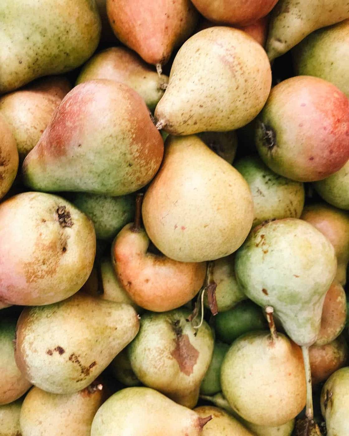 A bunch of pears.