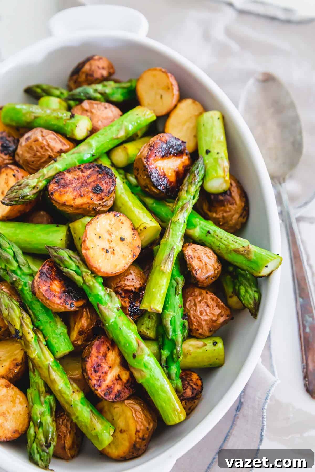 Crispy roasted potatoes and asparagus with garlic balsamic Crispy roasted potatoes and asparagus with garlic balsamic