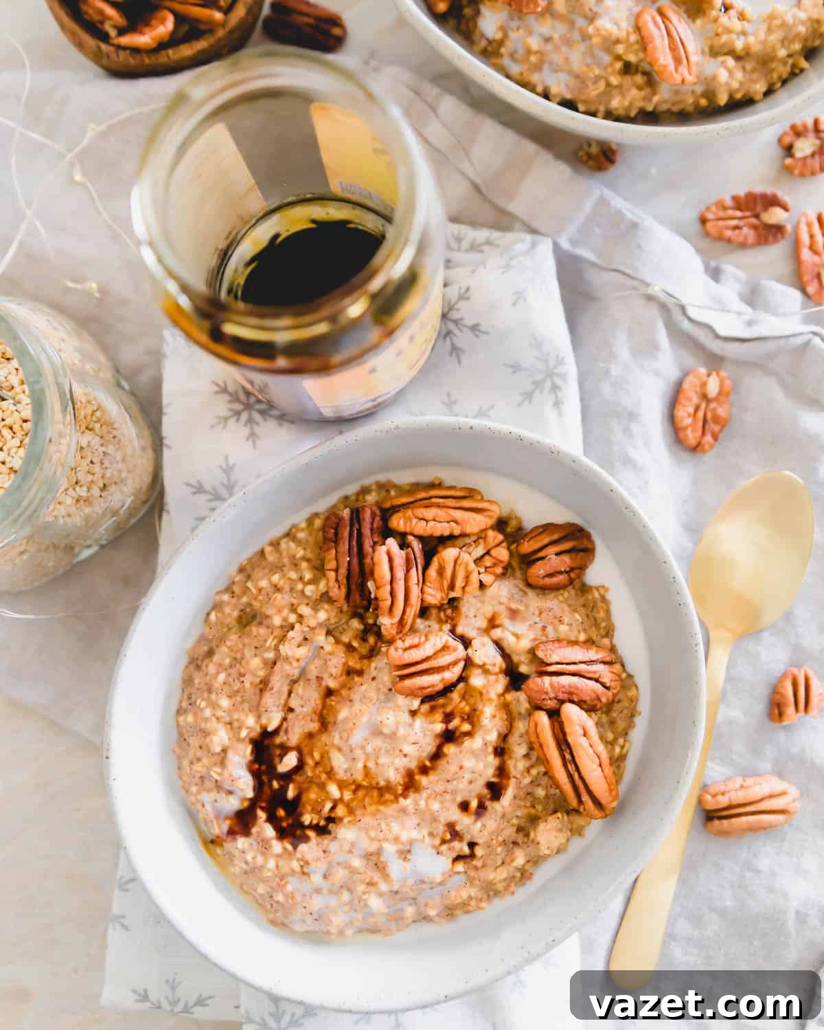 Creamy Stove-top Gingerbread Oats with Molasses Close-up of steel cut gingerbread oats simmering on the stove-top, with molasses and a homemade gingerbread spice blend creating a fragrant aroma.