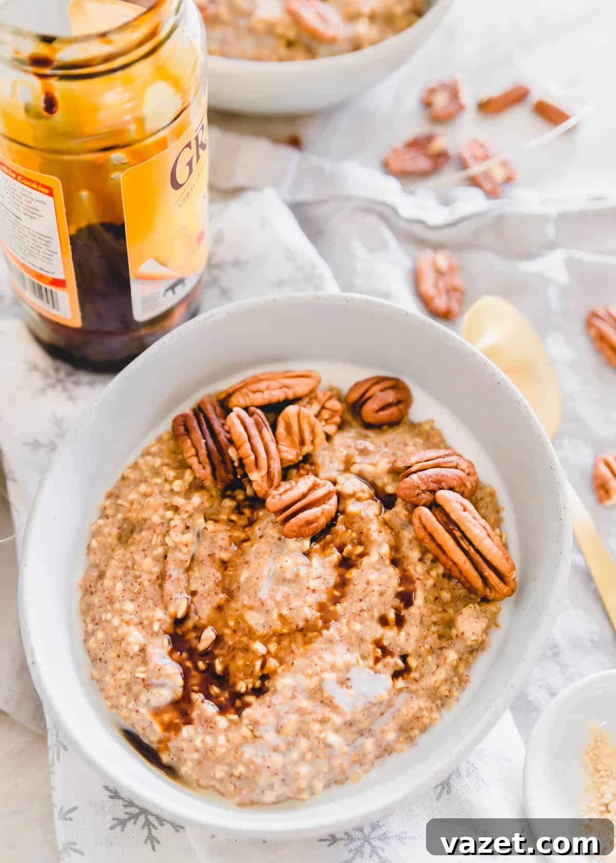Gluten-Free and Vegan Gingerbread Oats Ready in 15 Minutes A beautifully presented bowl of creamy, cozy gingerbread oatmeal, ready to be enjoyed as a quick and festive breakfast.